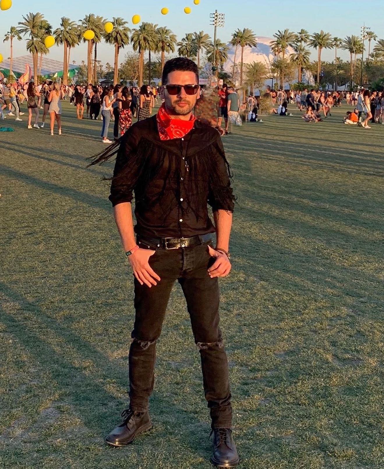 Flowy Top and Distressed Jeans Coachella Outfits Men -ferdinandox